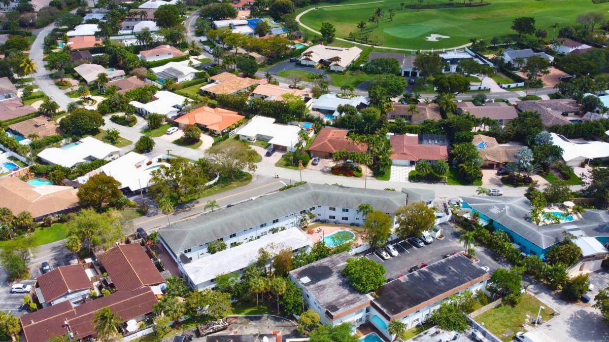 Apartment for rent at 4401 NE 21st Ave, Fort Lauderdale, FL 33308