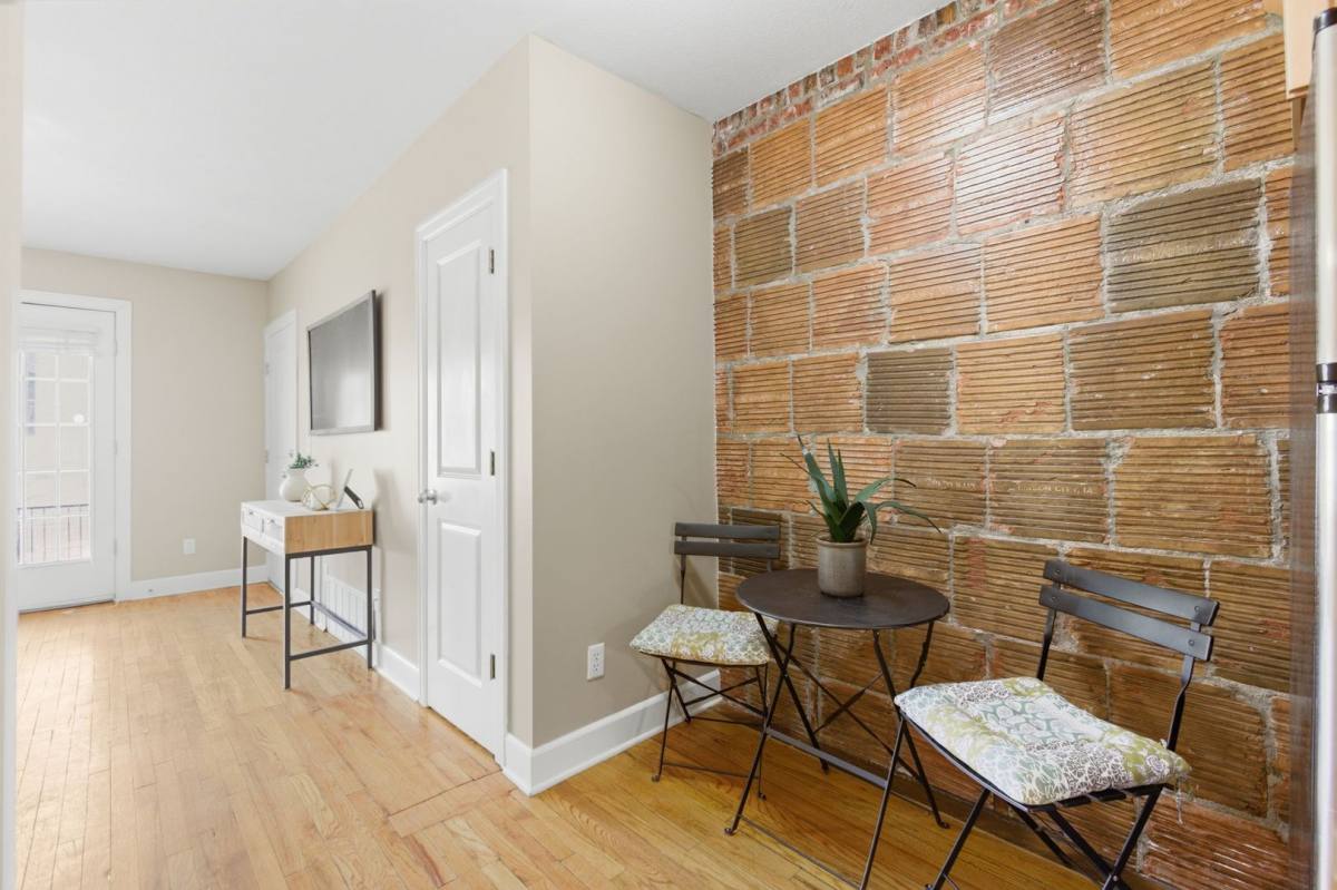 Apartment for rent at 102-108 N 34th St, Omaha, NE 68131