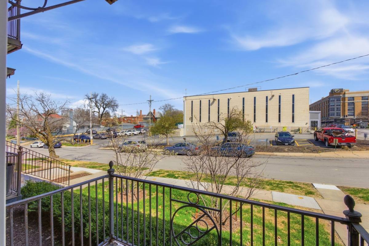 Apartment for rent at 102-108 N 34th St, Omaha, NE 68131