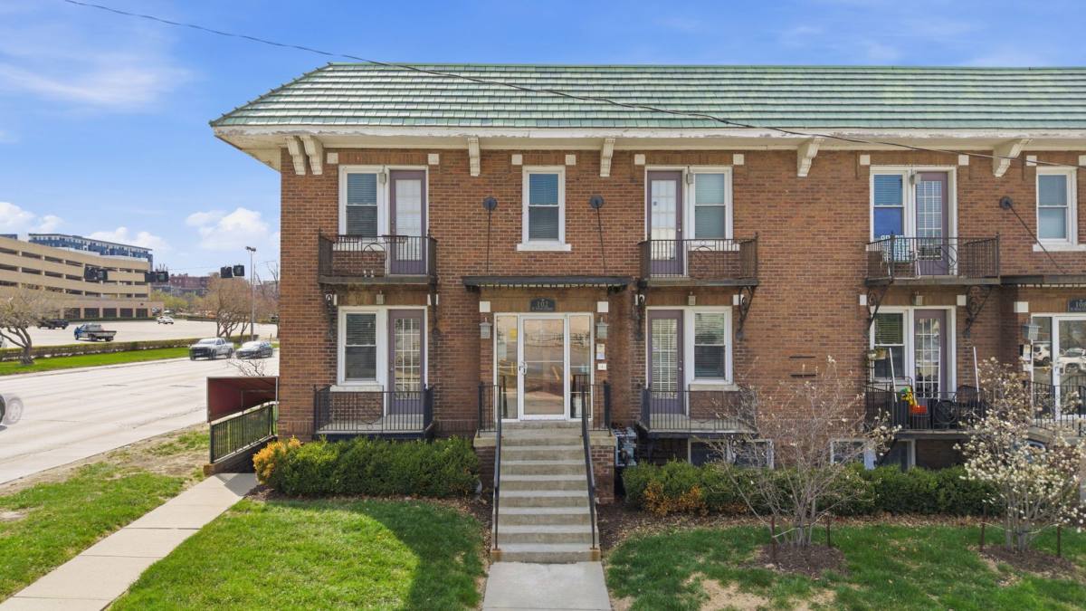 Apartment for rent at 102-108 N 34th St, Omaha, NE 68131