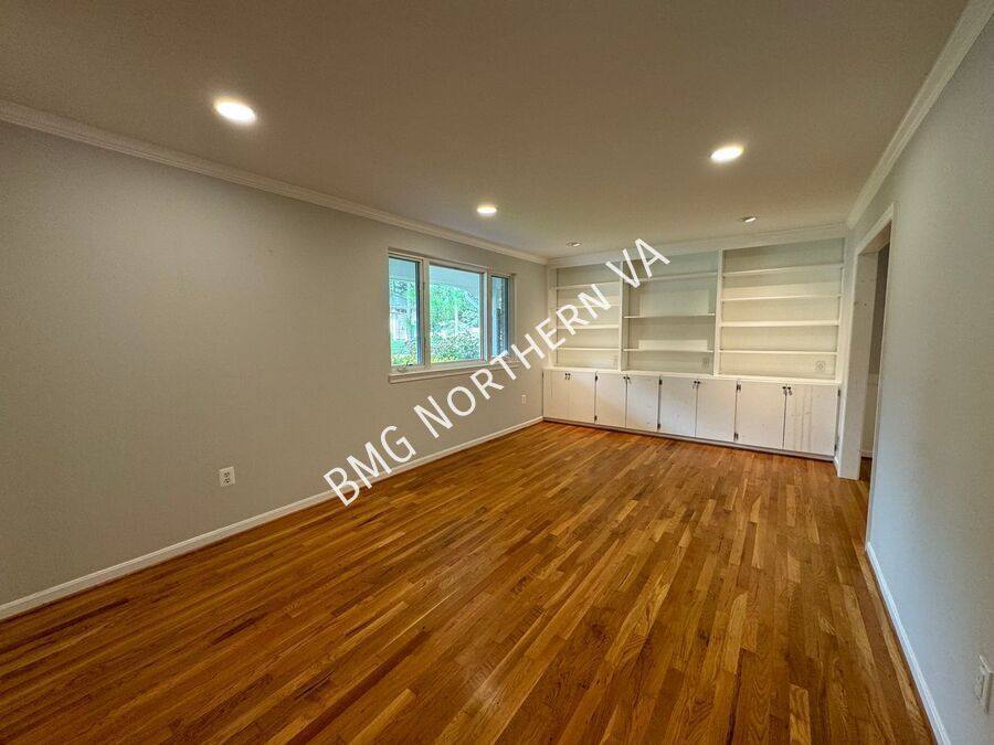 House for rent at 5406 Gainsborough Dr, Fairfax, VA 22032