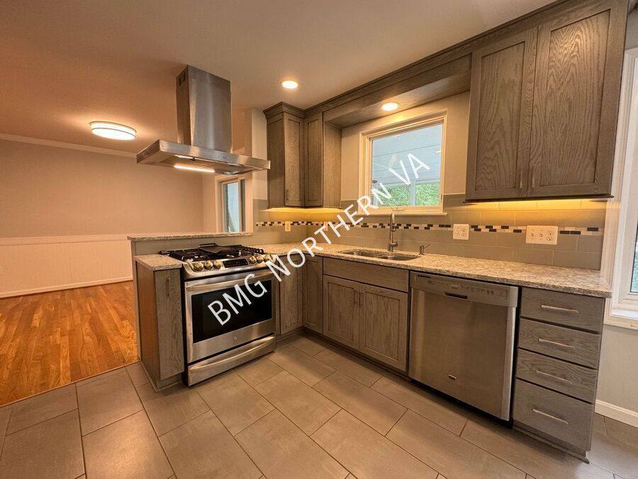 House for rent at 5406 Gainsborough Dr, Fairfax, VA 22032