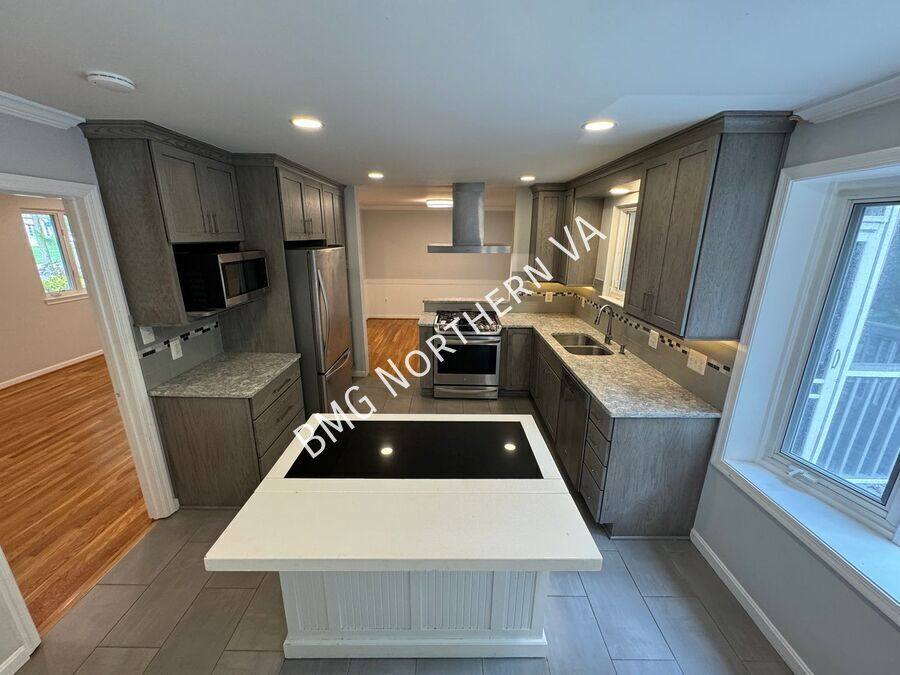 House for rent at 5406 Gainsborough Dr, Fairfax, VA 22032