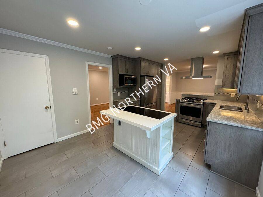 House for rent at 5406 Gainsborough Dr, Fairfax, VA 22032