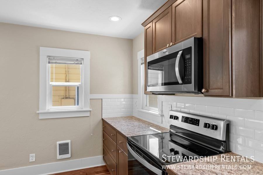 Apartment for rent at 2024 Emerald St #6, Eugene, OR 97403