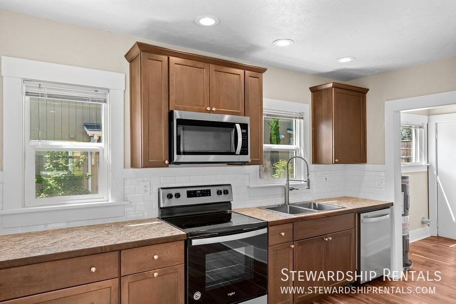Apartment for rent at 2024 Emerald St #6, Eugene, OR 97403