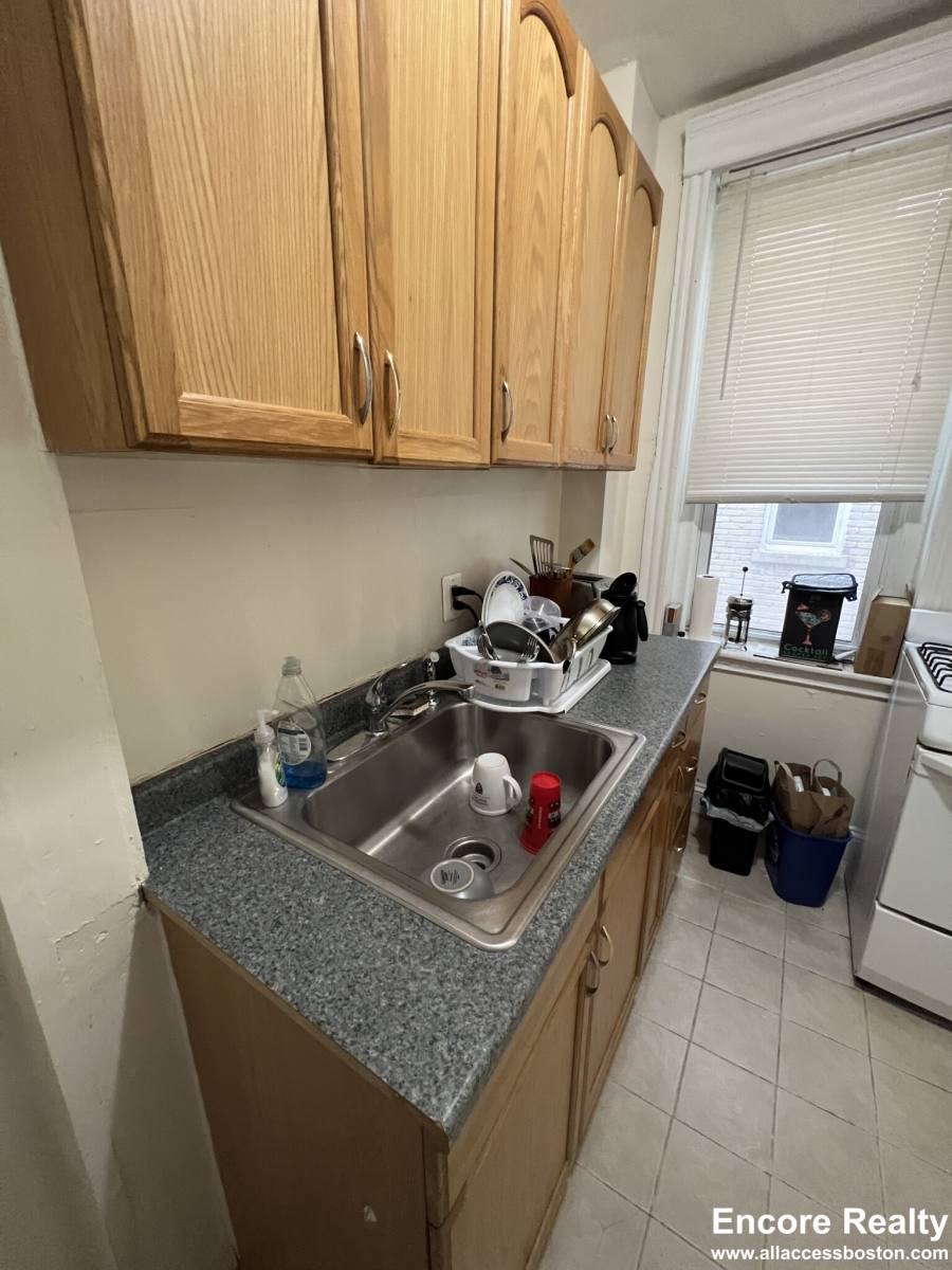 Apartment for rent at 364 Riverway #5, Boston, MA 02115