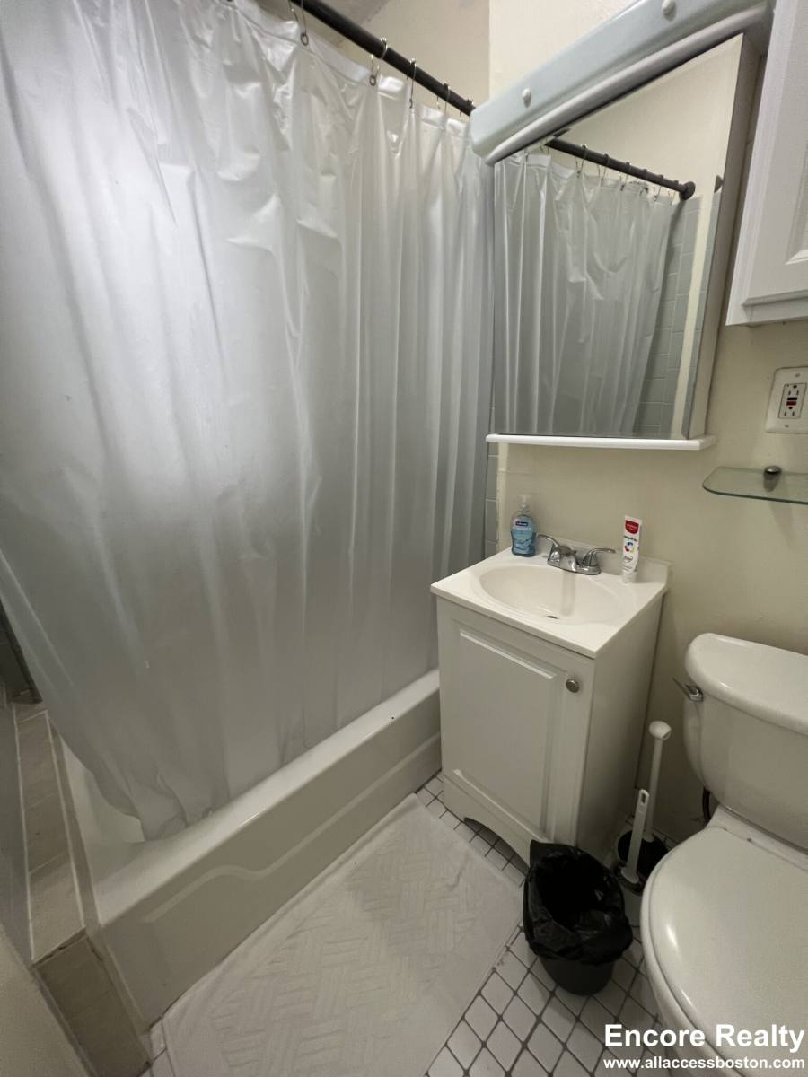 Apartment for rent at 364 Riverway #5, Boston, MA 02115
