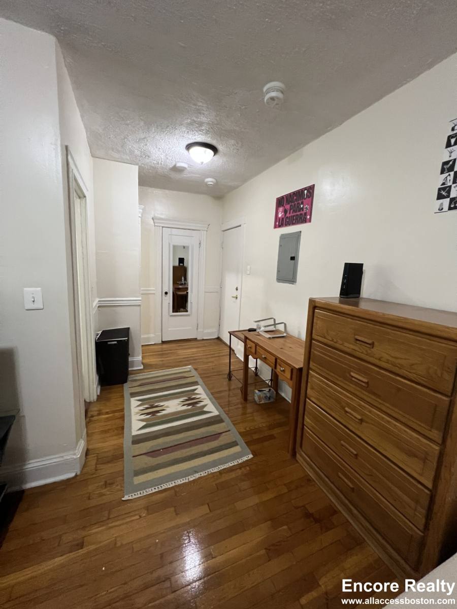 Apartment for rent at 364 Riverway #5, Boston, MA 02115