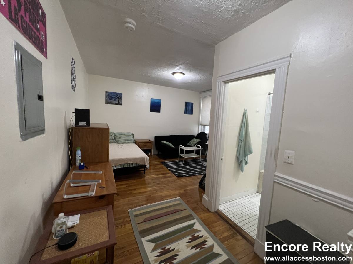 Apartment for rent at 364 Riverway #5, Boston, MA 02115