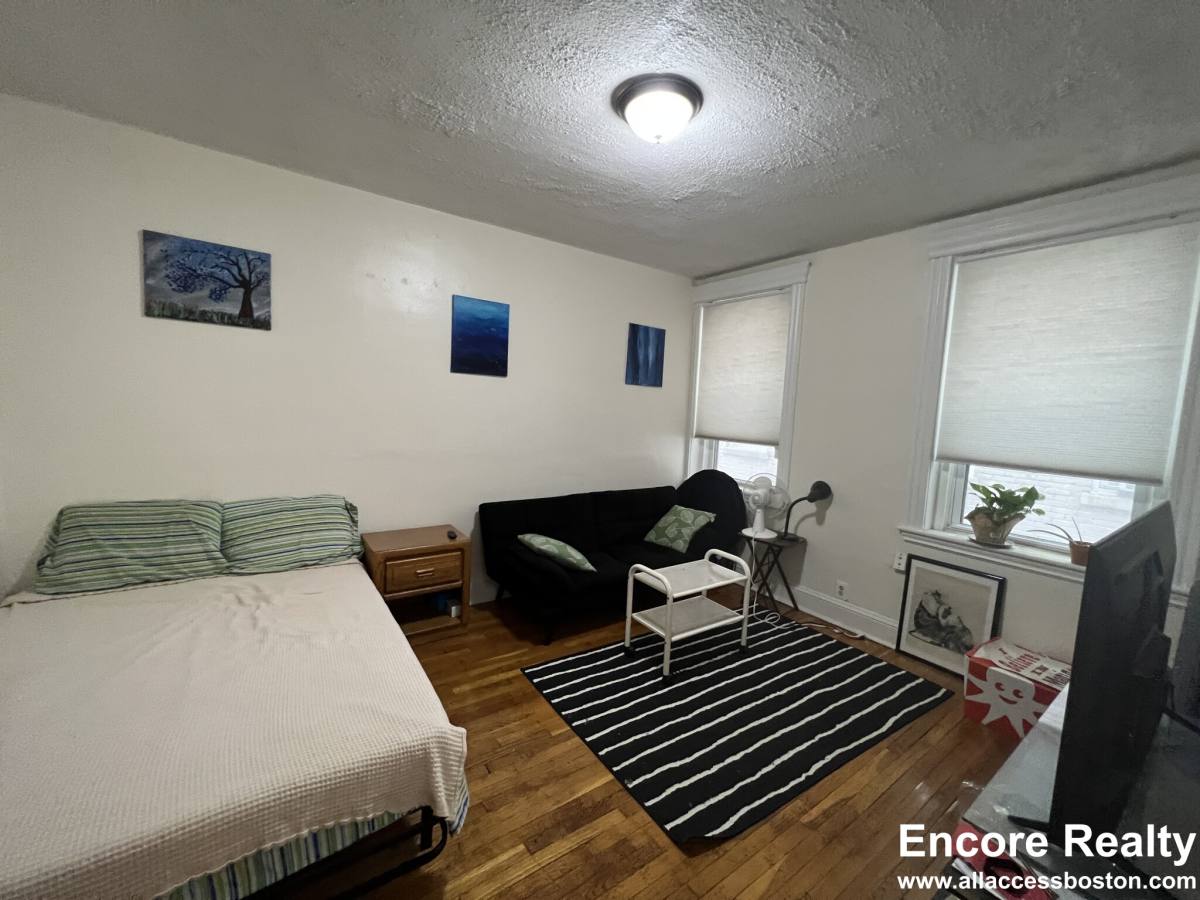 Apartment for rent at 364 Riverway #5, Boston, MA 02115