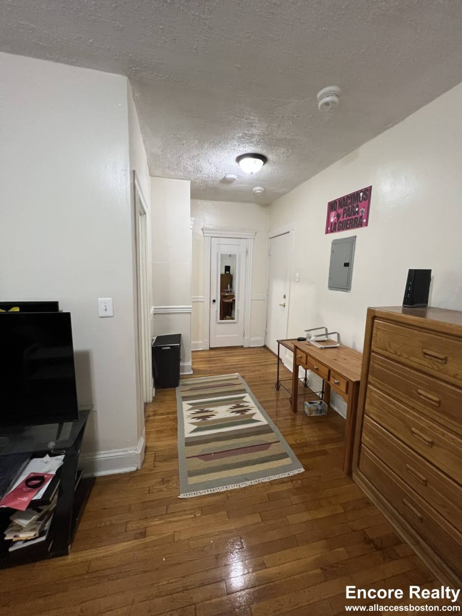 Apartment for rent at 364 Riverway #5, Boston, MA 02115