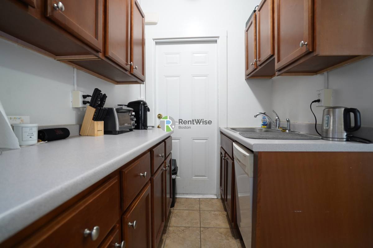 Apartment for rent at 230 Walnut St #31B, Newtonville, MA 02460