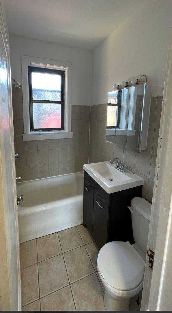 Apartment for rent at 4425-31 N Milwaukee Ave, Chicago, IL 60630