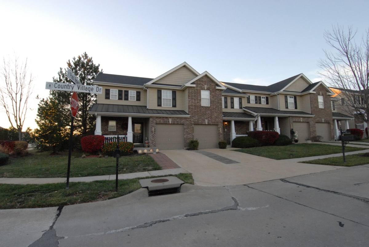 Townhouse for rent at 603 Country Village Dr, Lake Saint Louis, MO 63367