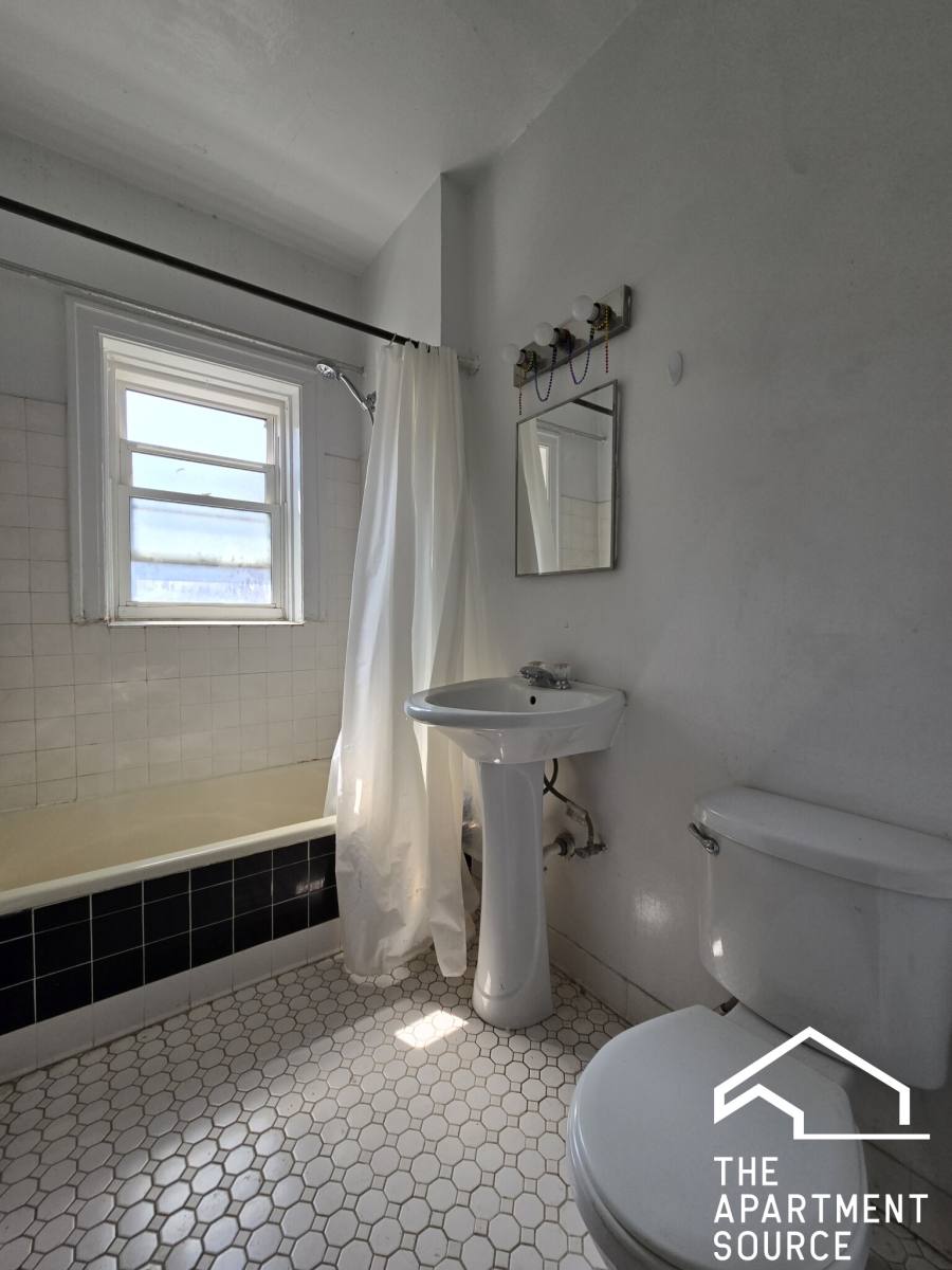 Apartment for rent at 1364 W Estes Ave #2N, Chicago, IL 60626