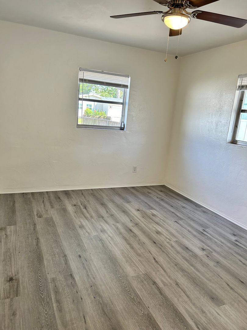 House for rent at 547 46th Ave N, Saint Petersburg, FL 33703