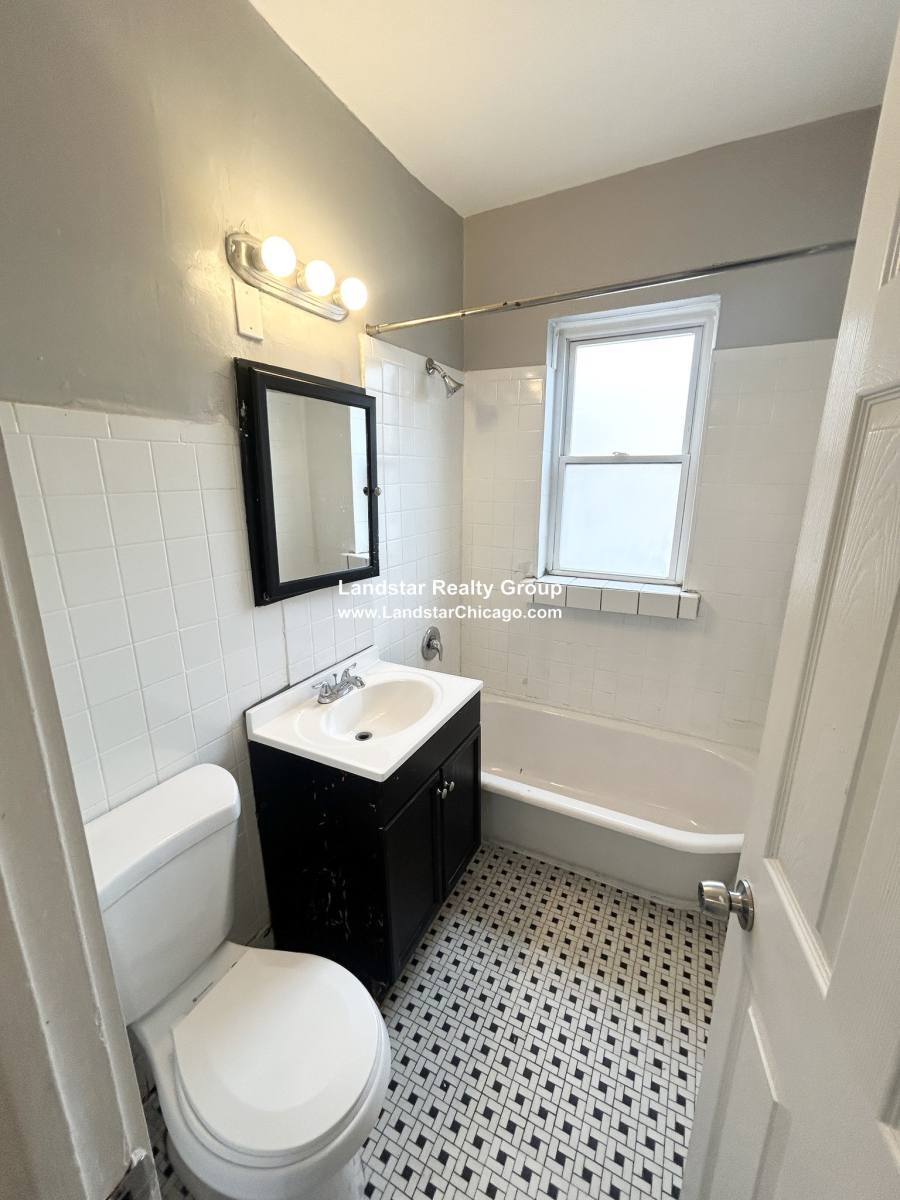 Apartment for rent at 7344 N Damen Ave #2, Chicago, IL 60645