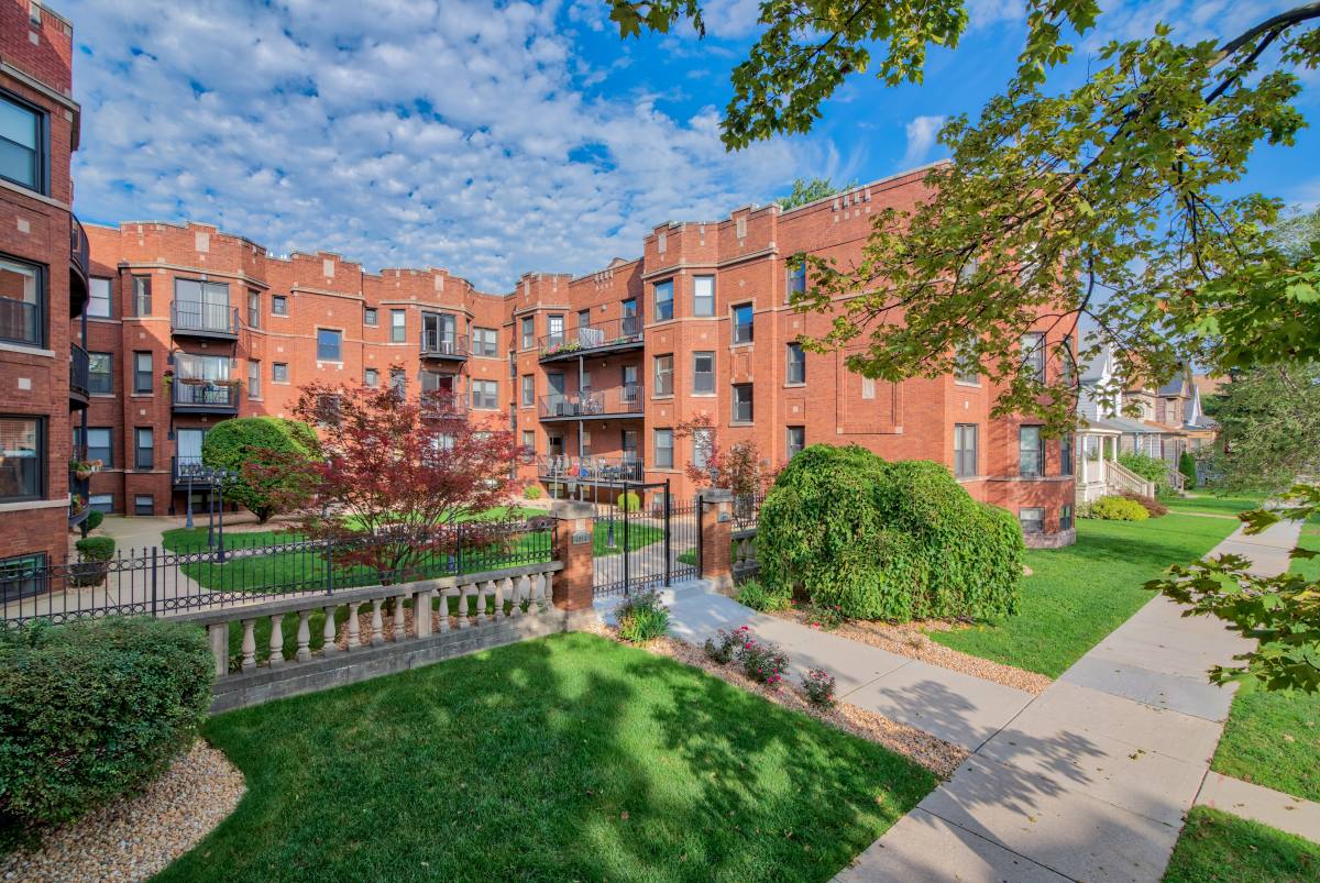 Condo for rent at 4020 N Central Park Ave #3E, Chicago, IL 60618