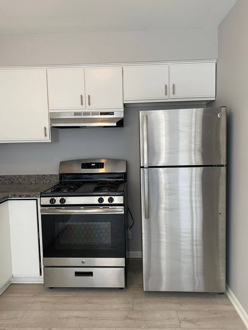 Apartment for rent at 9841 S Cicero Ave, Oak Lawn, IL 60453