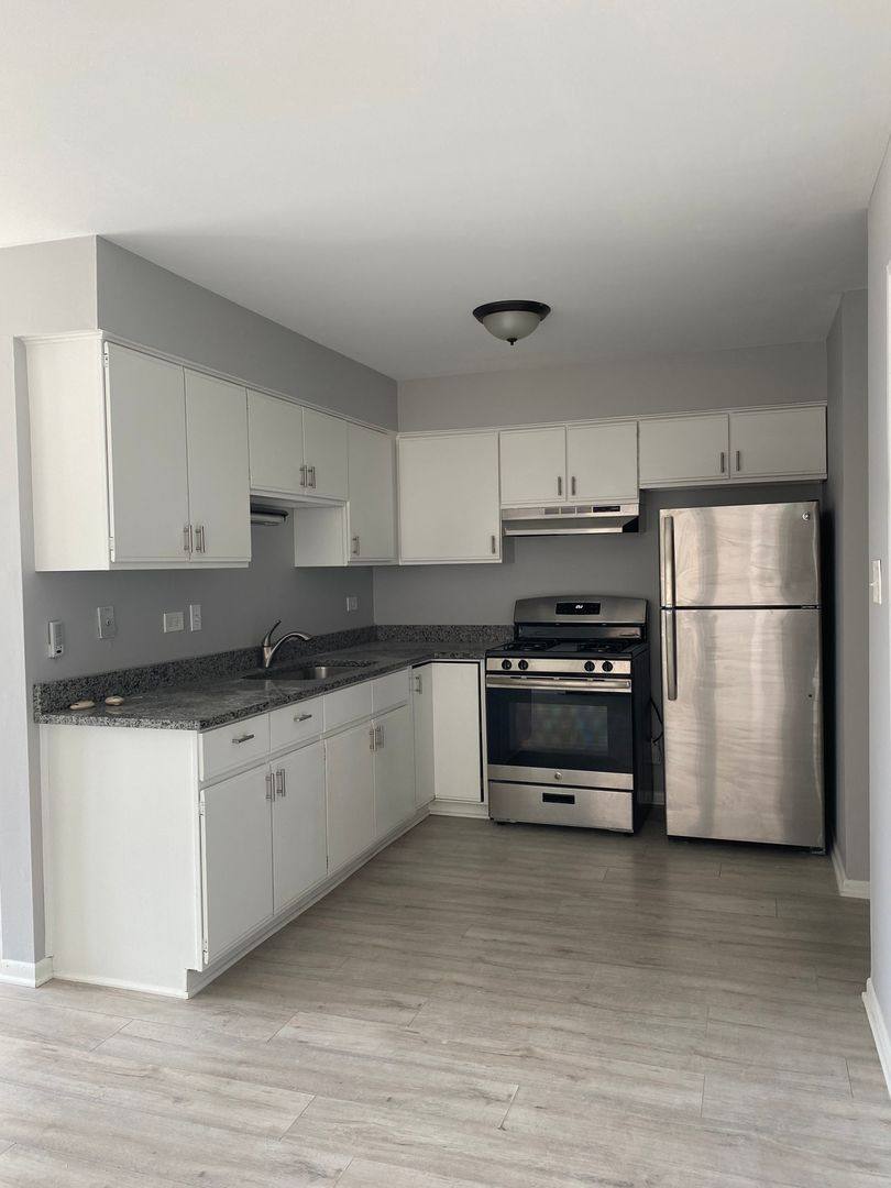 Apartment for rent at 9841 S Cicero Ave, Oak Lawn, IL 60453