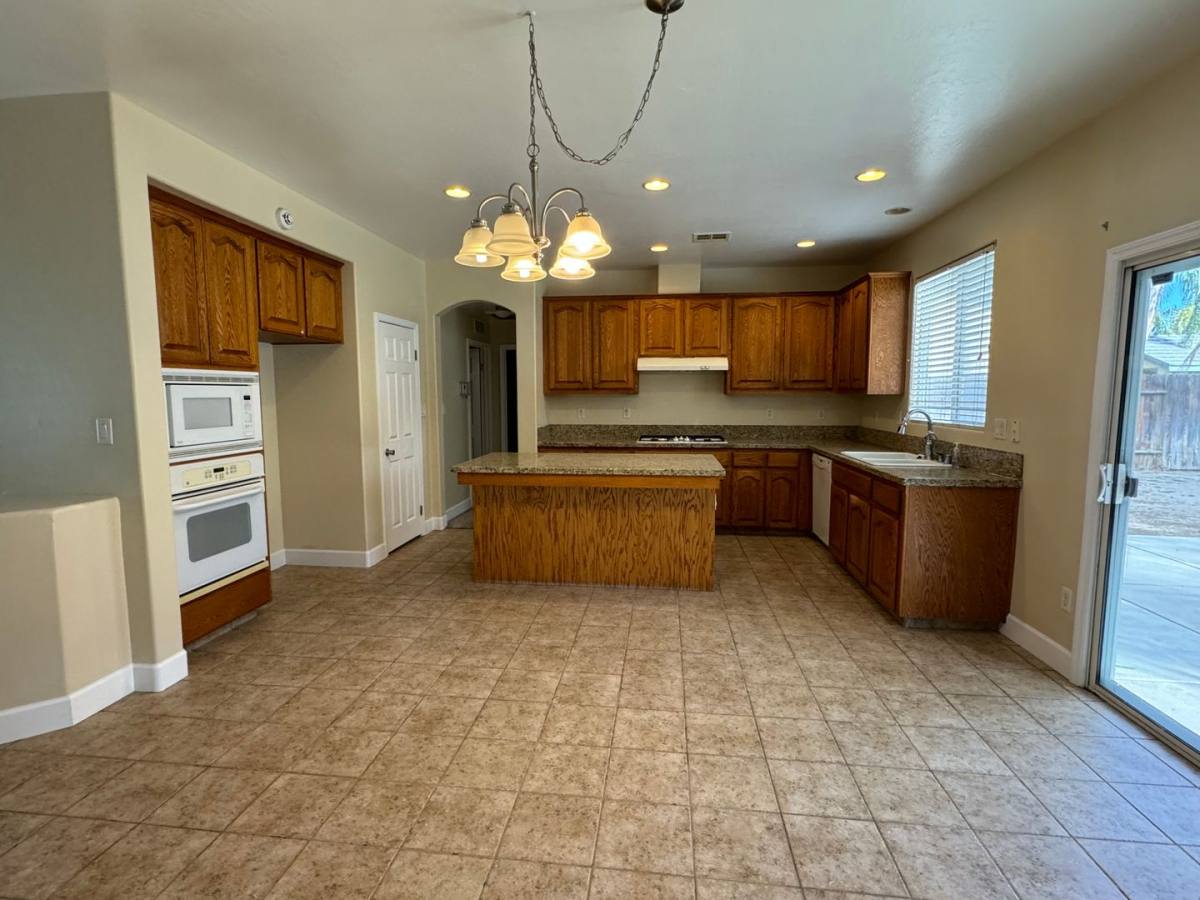 House for rent at 14 Claudia Autumn Dr, Bakersfield, CA 93314