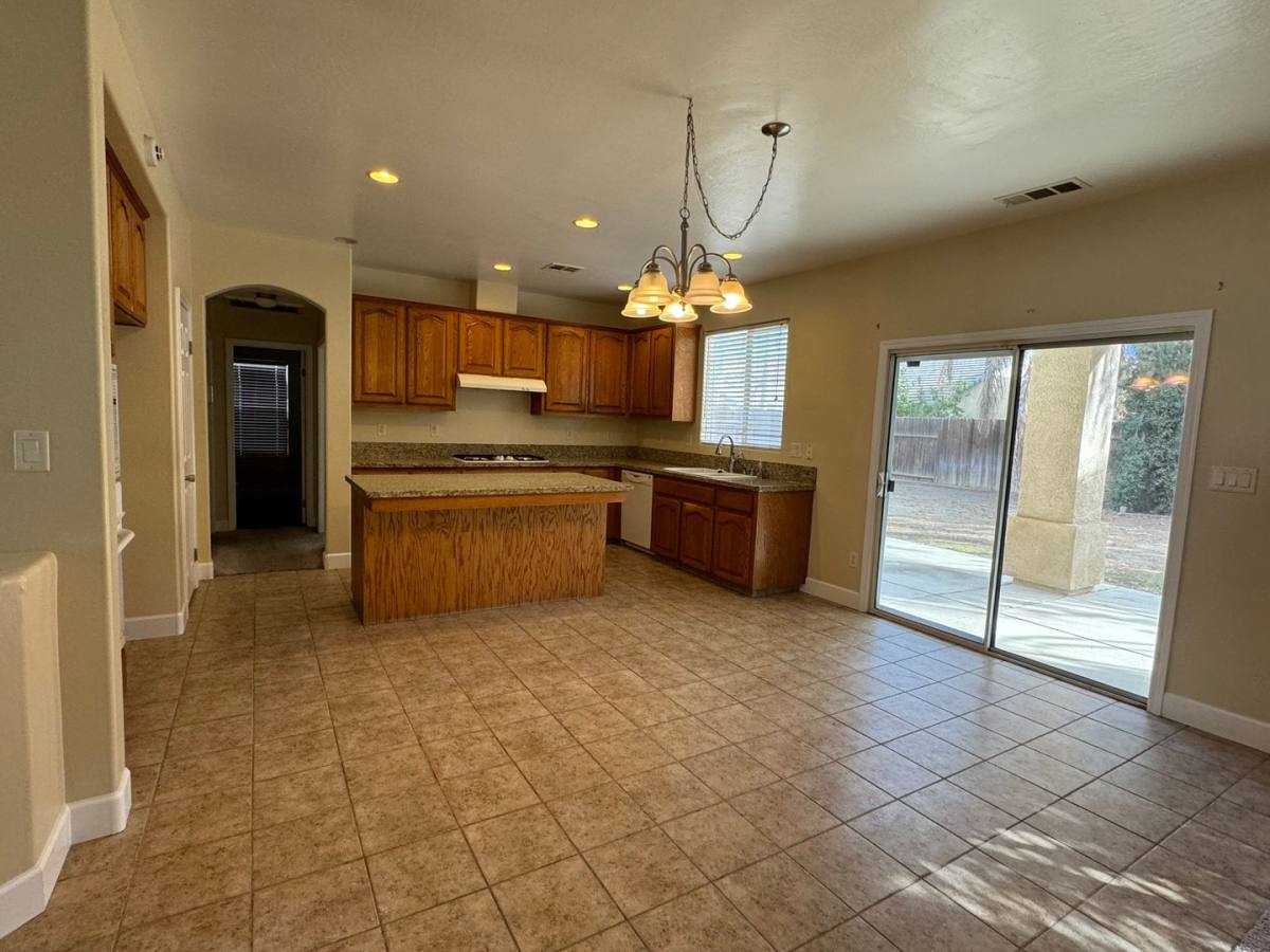 House for rent at 14 Claudia Autumn Dr, Bakersfield, CA 93314