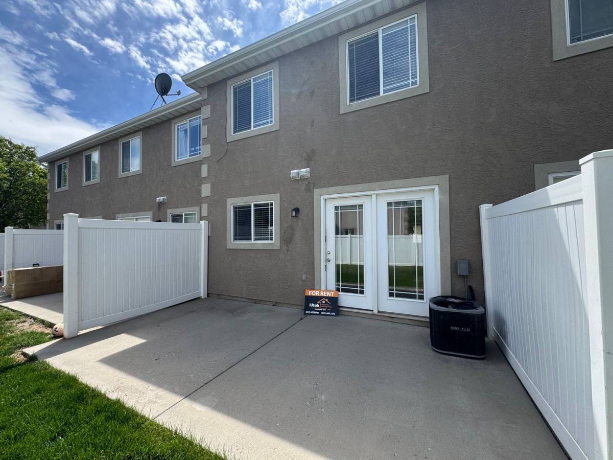 Townhouse for rent at 298 E 2350 N, Ogden, UT 84414