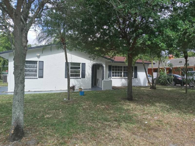 House for rent at 671 SW 28 Way, Fort Lauderdale, FL 33312