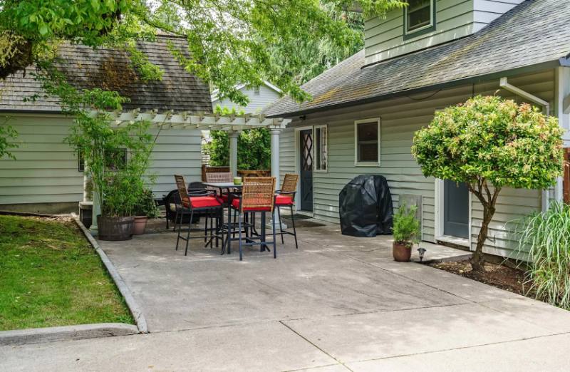 House for rent at 5112 SE Aldercrest Rd, Portland, OR 97222
