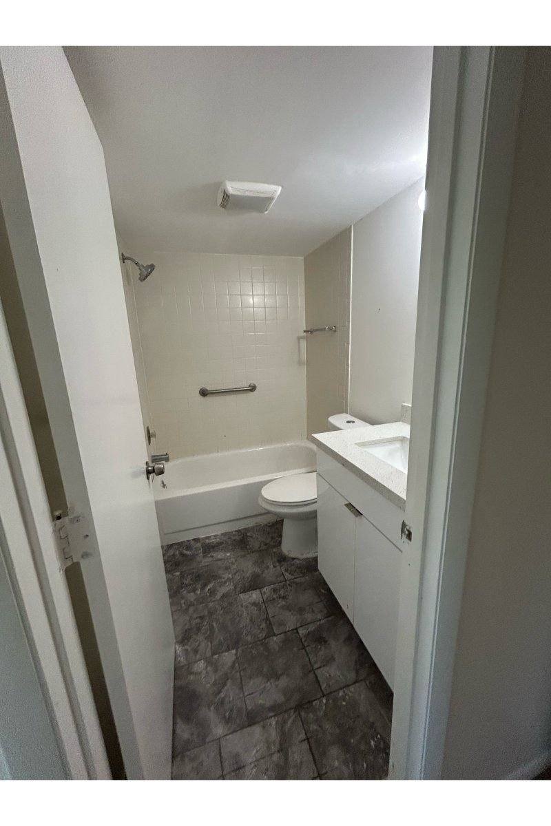 Condo for rent at 1540 Glen Oaks Dr E #B222, Sarasota, FL 34232