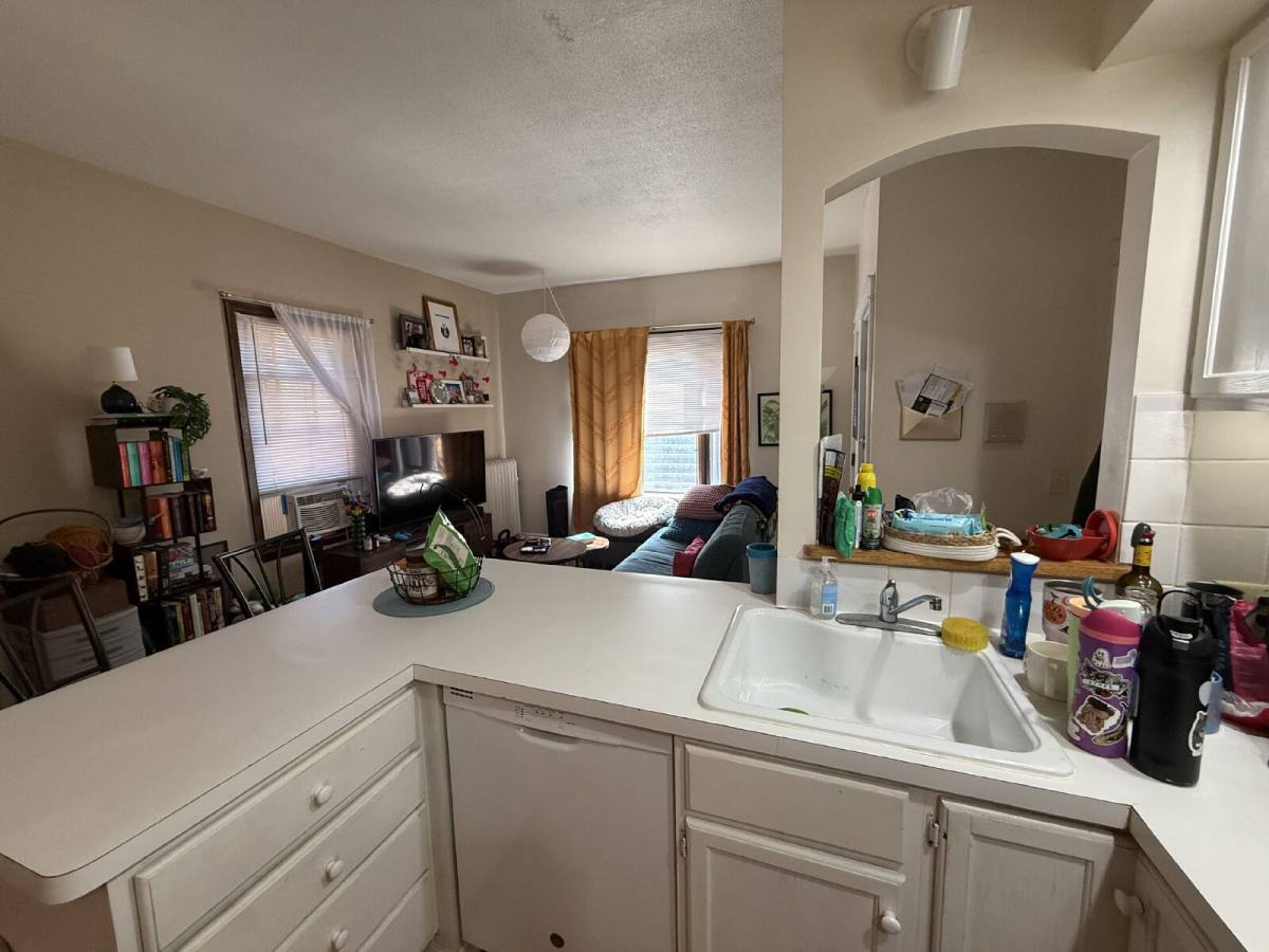 Apartment for rent at 2006 2008 Dupont Ave S #5, Minneapolis, MN 55405