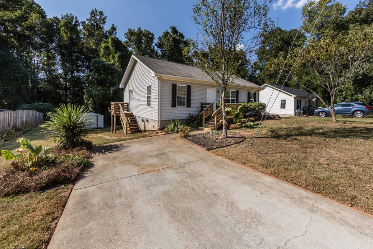 House for rent at 814 King Arthur Dr, Gastonia, NC 28056