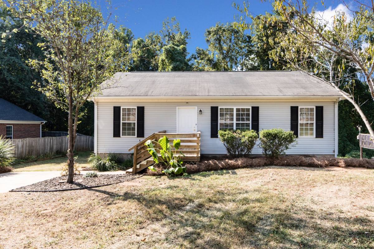 House for rent at 814 King Arthur Dr, Gastonia, NC 28056