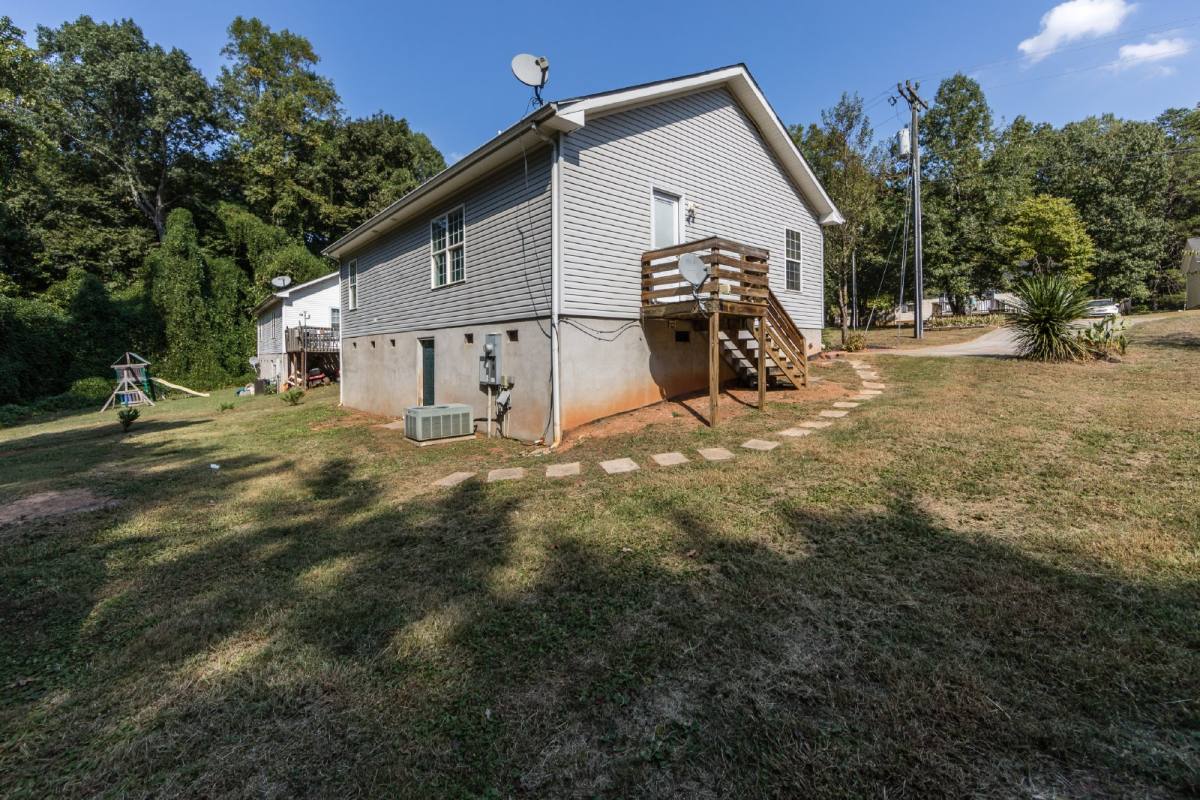 House for rent at 814 King Arthur Dr, Gastonia, NC 28056