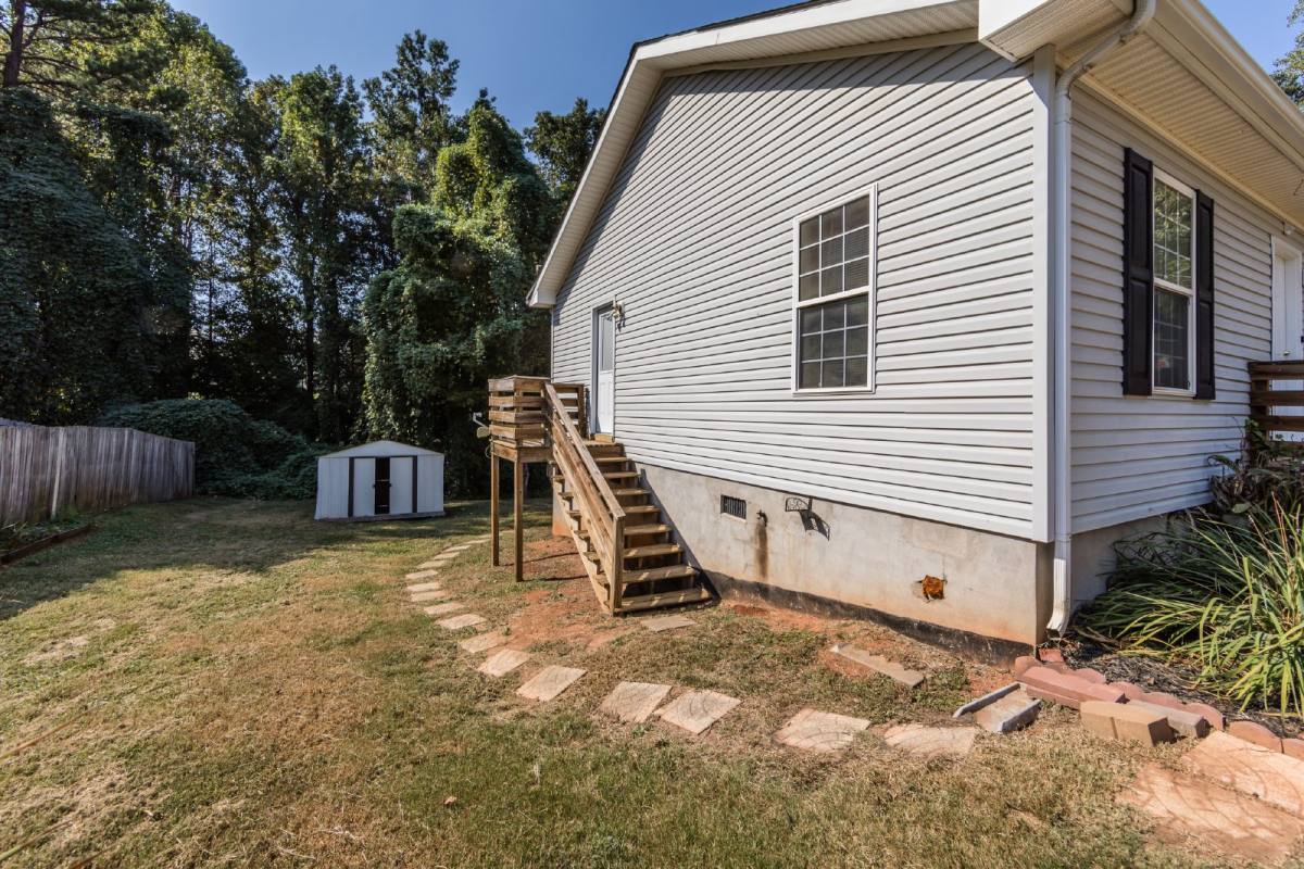 House for rent at 814 King Arthur Dr, Gastonia, NC 28056