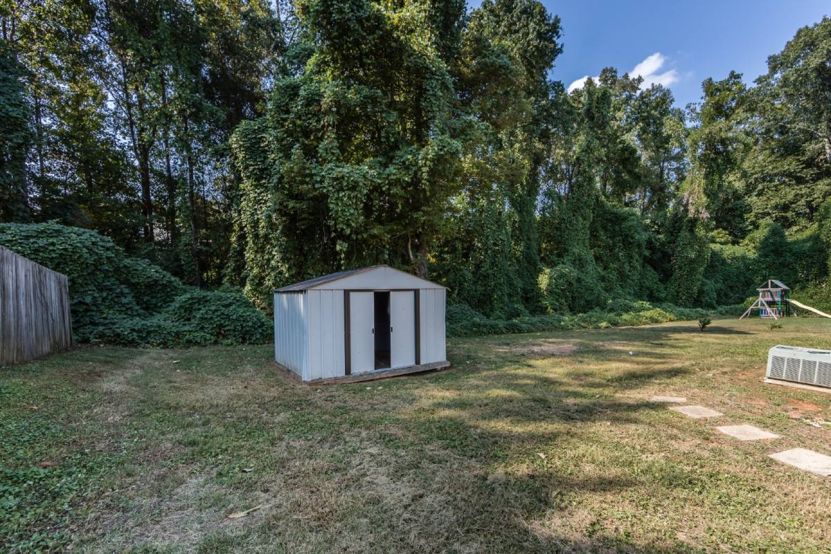 House for rent at 814 King Arthur Dr, Gastonia, NC 28056