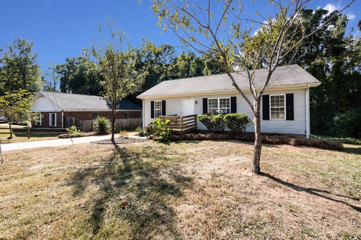 House for rent at 814 King Arthur Dr, Gastonia, NC 28056