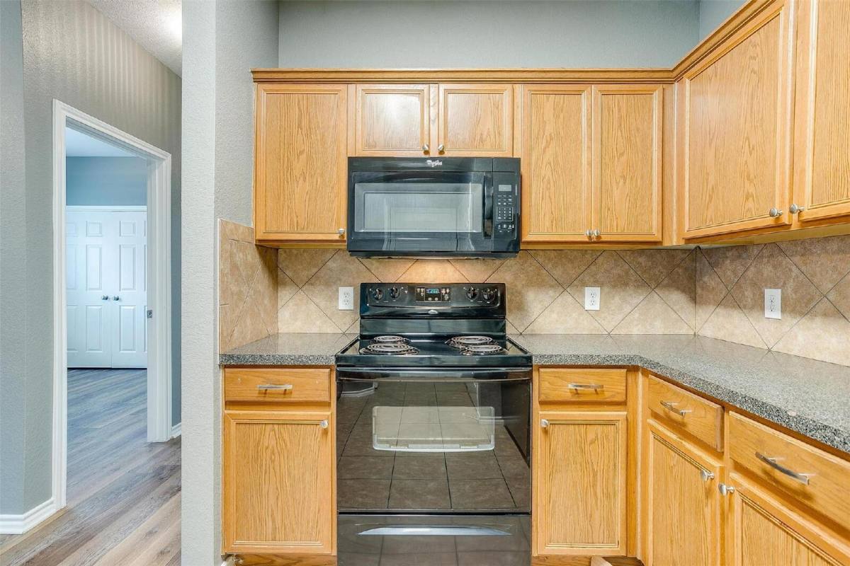 Townhouse for rent at 812 Walnut St, Burleson, TX 76028