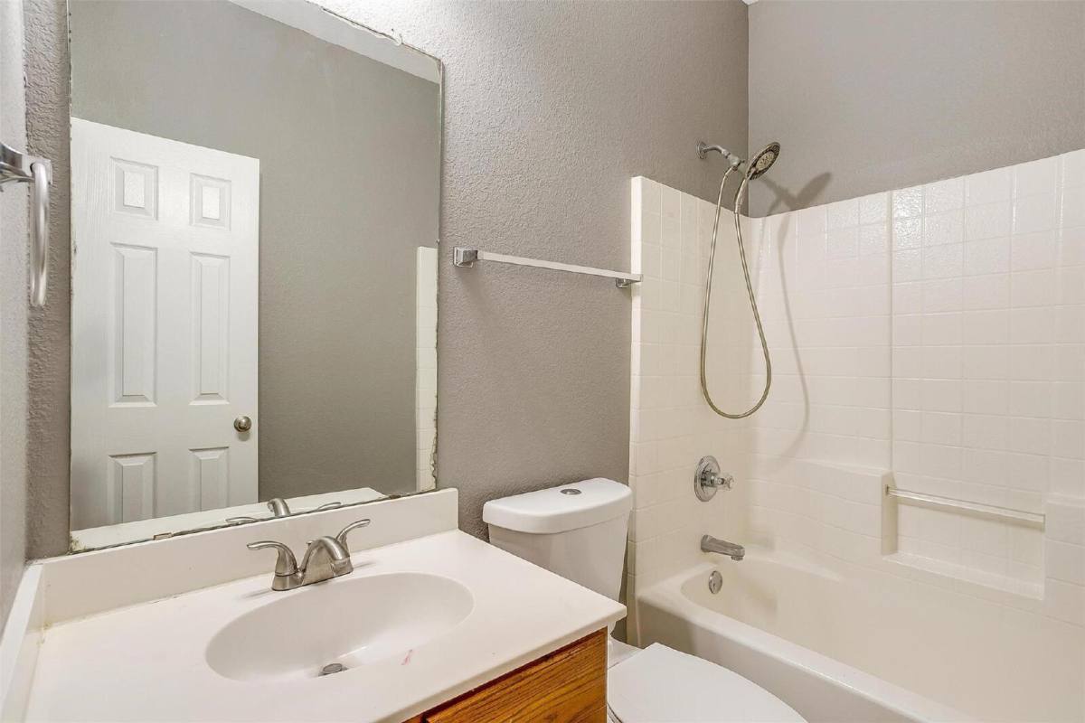 Townhouse for rent at 812 Walnut St, Burleson, TX 76028