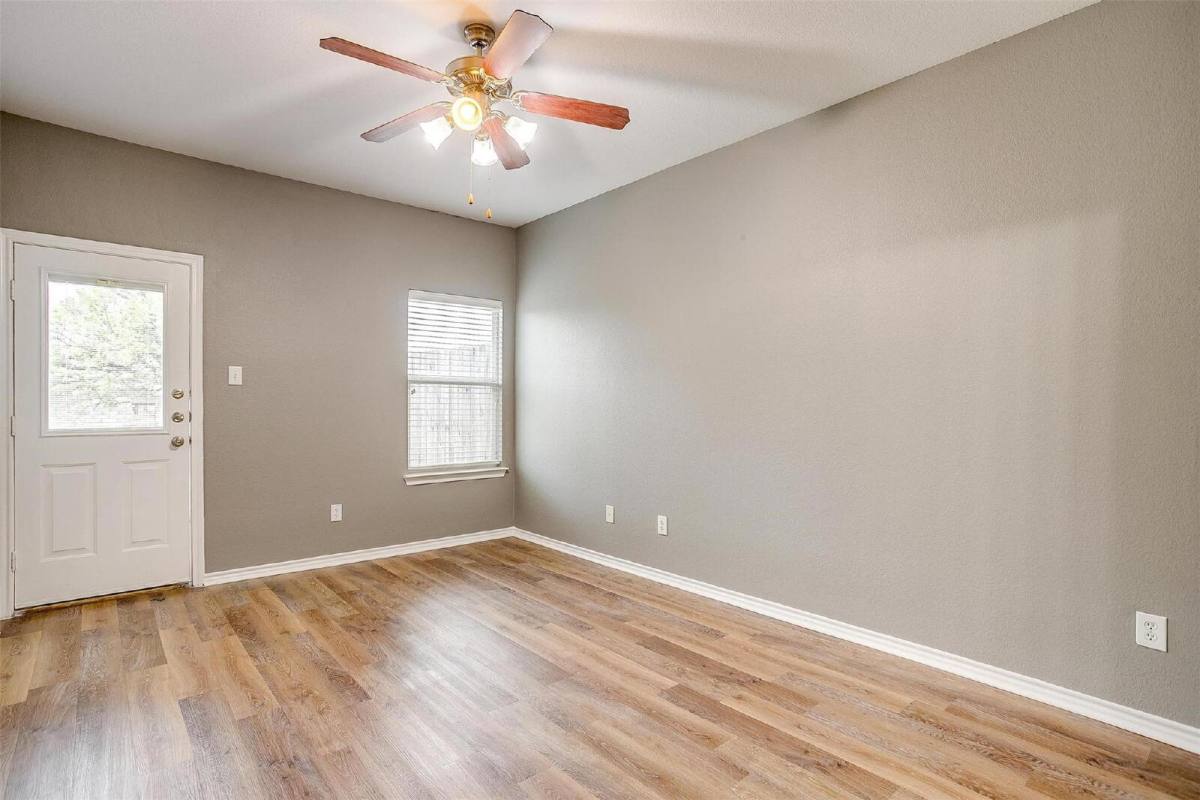 Townhouse for rent at 812 Walnut St, Burleson, TX 76028