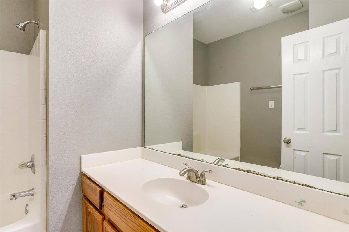Townhouse for rent at 812 Walnut St, Burleson, TX 76028