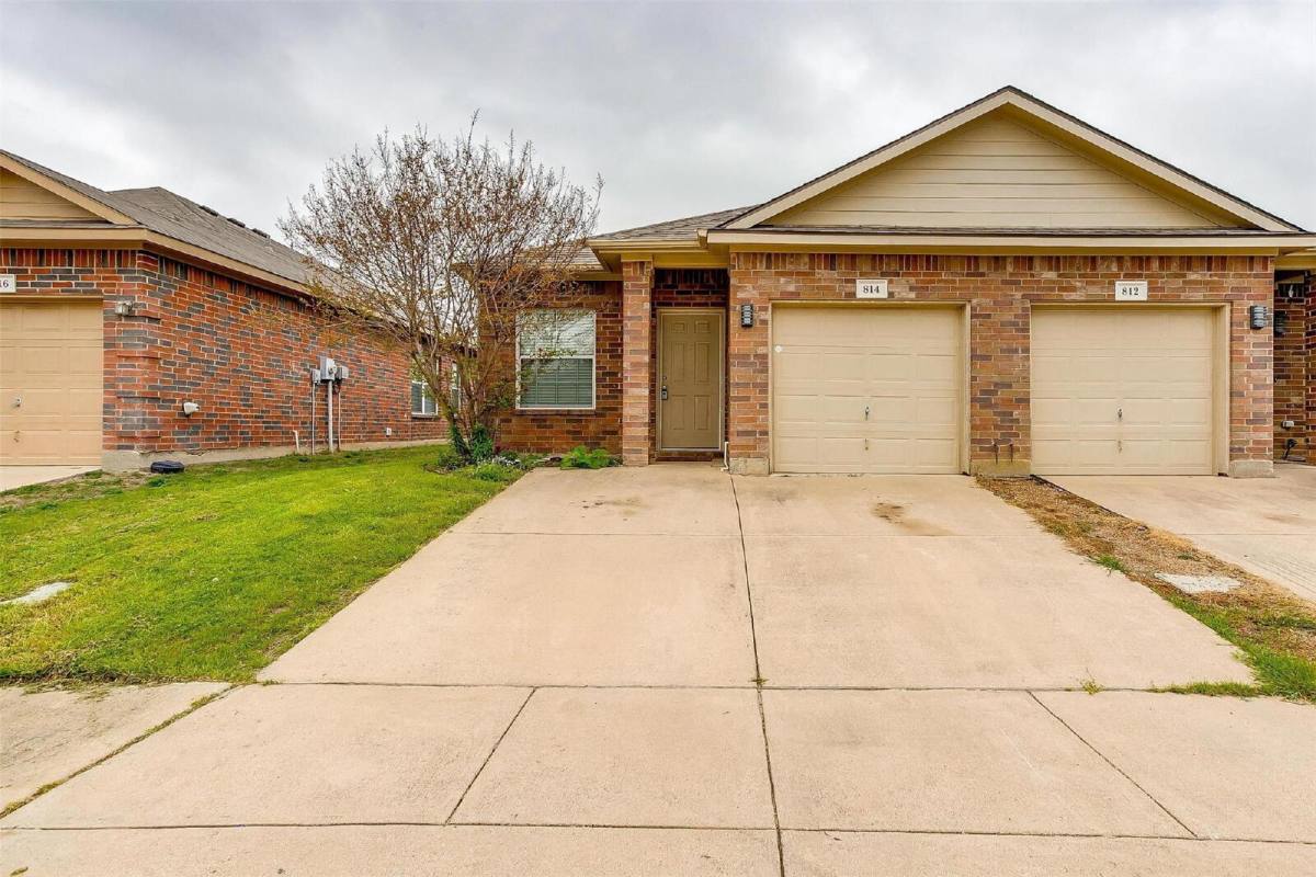 Townhouse for rent at 812 Walnut St, Burleson, TX 76028