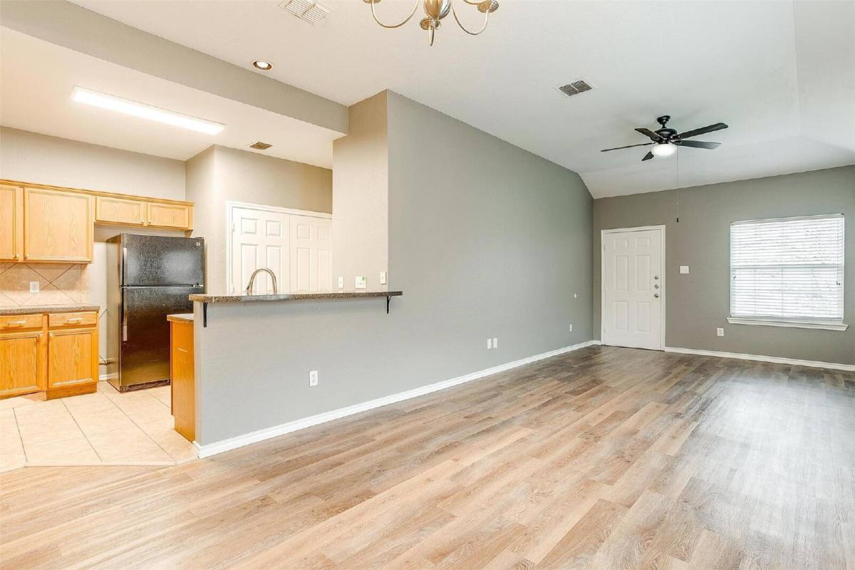 Townhouse for rent at 812 Walnut St, Burleson, TX 76028
