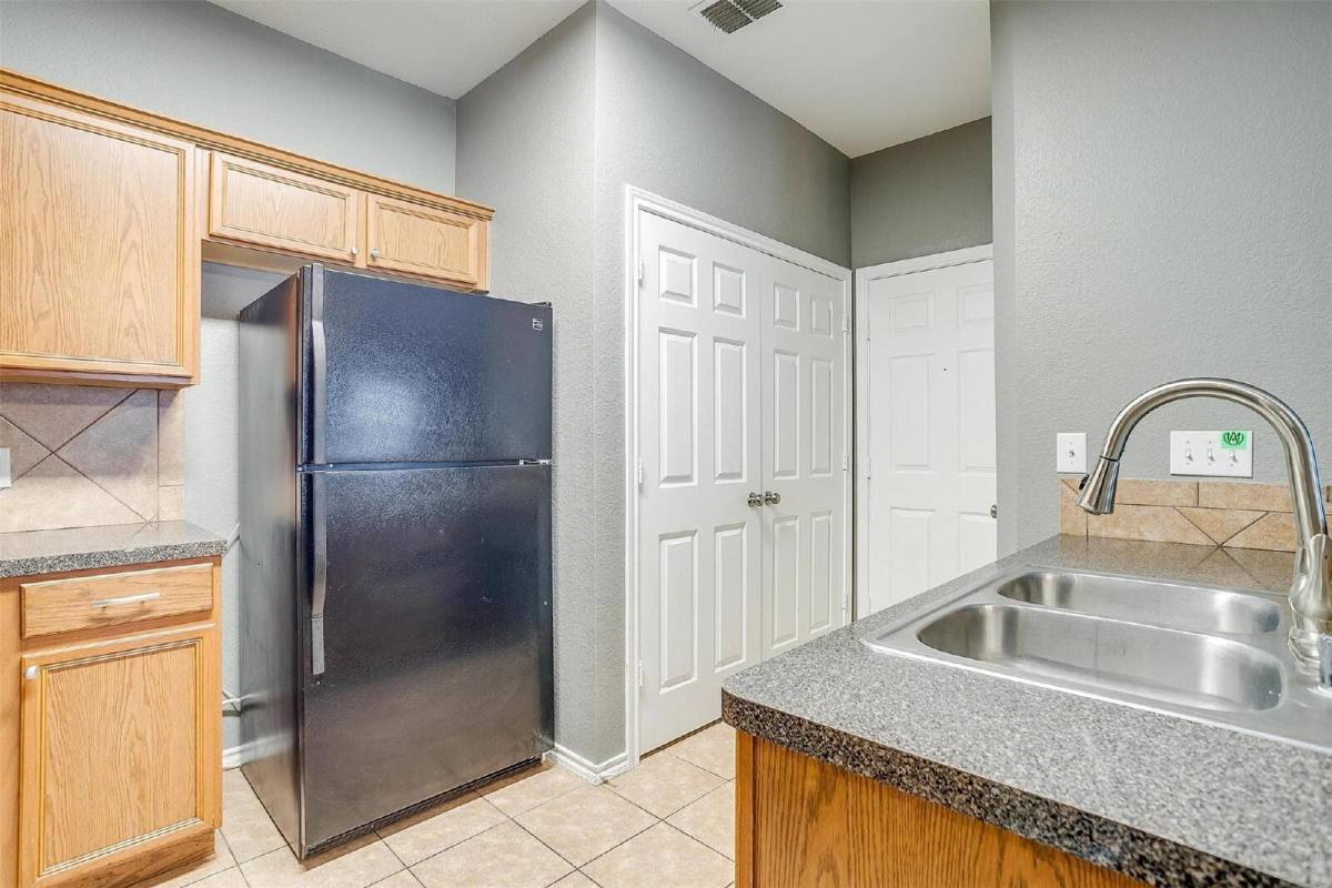 Townhouse for rent at 812 Walnut St, Burleson, TX 76028