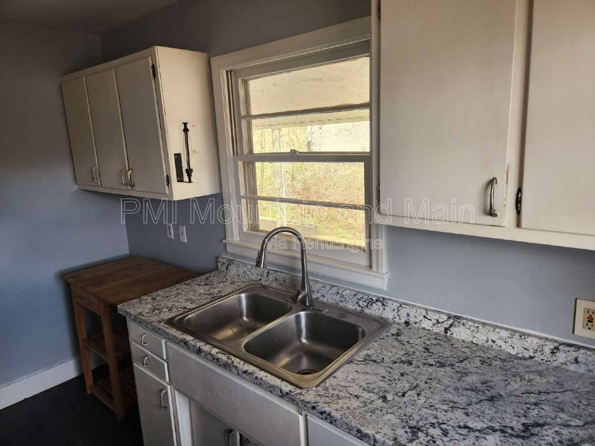 House for rent at 16 Belvedere Rd, Asheville, NC 28803