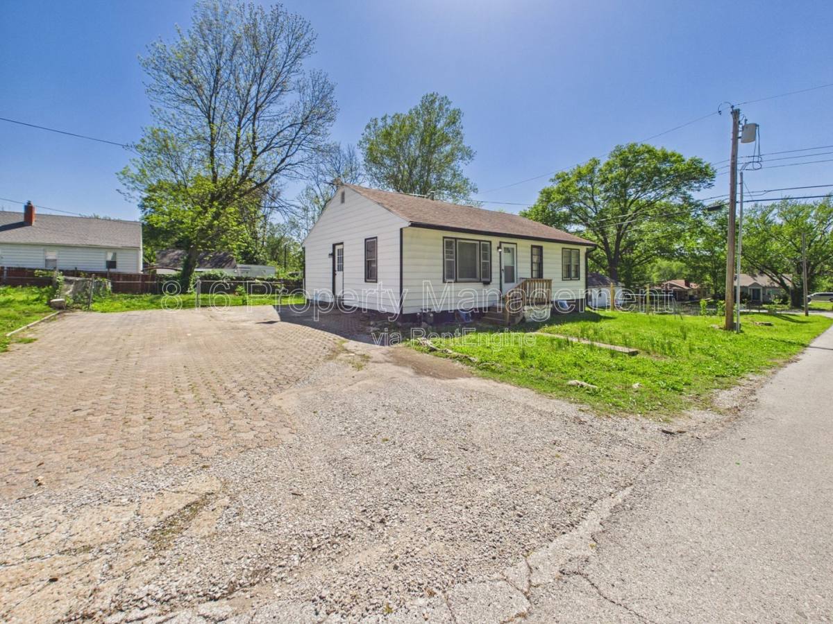 House for rent at 10323 E 20th St S, Independence, MO 64052