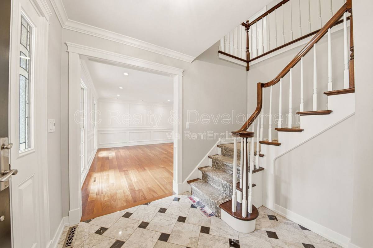 House for rent at 276 S Kenilworth Ave, Elmhurst, IL 60126