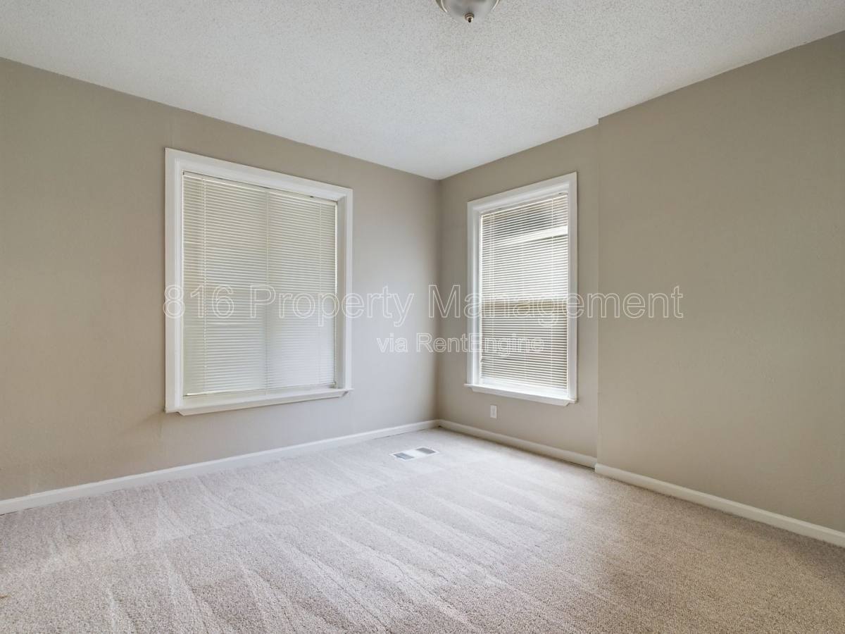 House for rent at 5218 Highland Ave, Kansas City, MO 64110