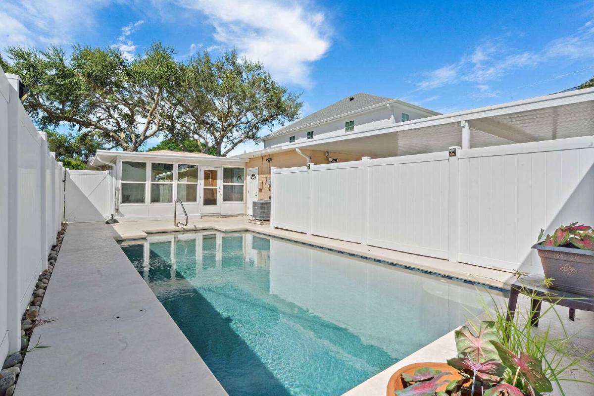 House for rent at 510 34th Ave N, Saint Petersburg, FL 33704